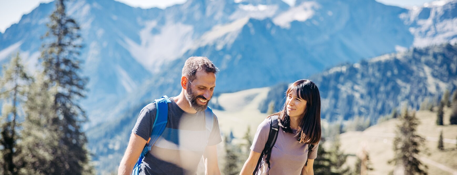 Mann mit Frau die gemeinsam wandern | © Bergbahnen Brandnertal GmbH