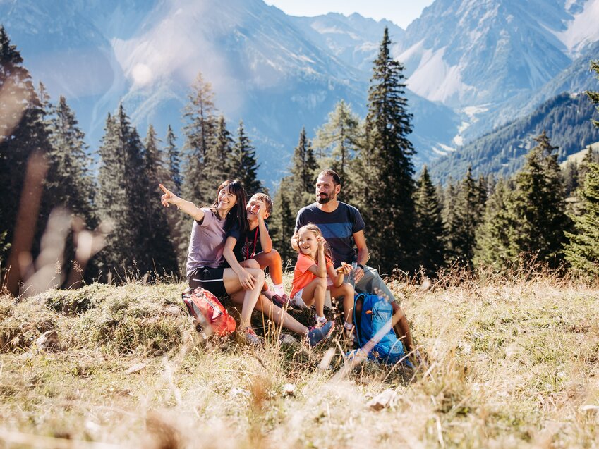 Familie, die gerade eine Pause bei einer Wanderung einlegt | © Bergbahnen Brandnertal GmbH