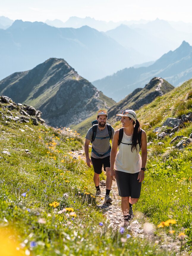 Zwei Wanderer am Erlebnisberg Golm im Montafon | © Golm Silvretta Lünersee Tourismus GmbH Bregenz, Mathaeus Gartner