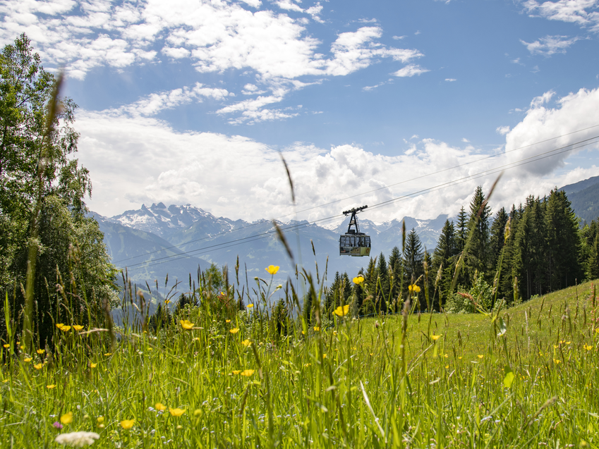 Kristbergbahn im Montafon, die gerade den Berg hinauffährt